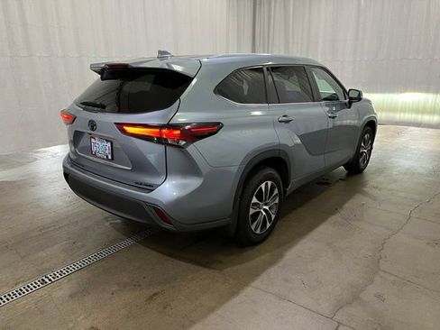 Certified 2024 Toyota Highlander XLE AWD/4WD image 4
