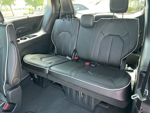 New 2025 Chrysler Pacifica Limited w/ Uconnect Theater Family Group image 44