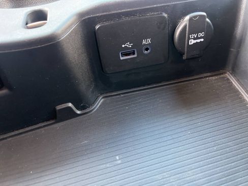 Used 2016 RAM 1500 Classic SLT AWD/4WD image 32