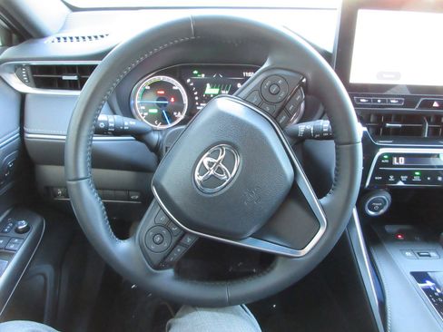 Used 2024 Toyota Venza XLE image 33