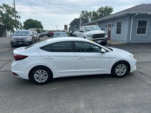Used 2020 Hyundai Elantra SE w/ Cargo Package (C1) FWD image 2