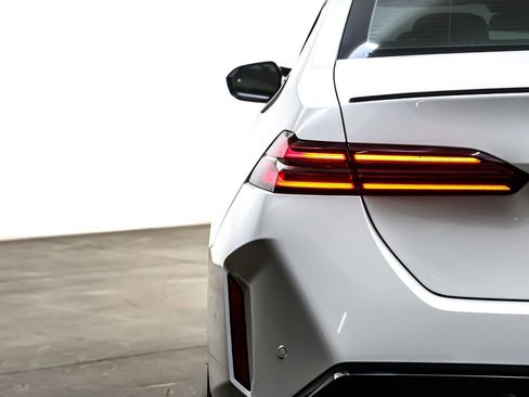 Used 2025 BMW M5 w/ Executive Package image 15