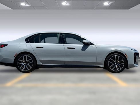 New 2025 BMW 740i image 7