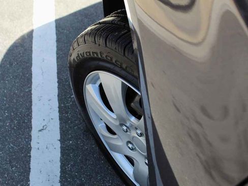 Used 2015 Nissan Sentra SV FWD image 31