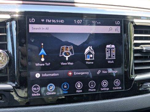 Used 2020 Chrysler Pacifica Touring-L FWD image 27