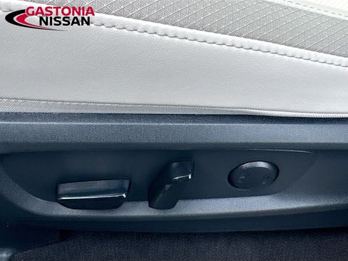 Used 2026 Nissan Pathfinder SL FWD image 25