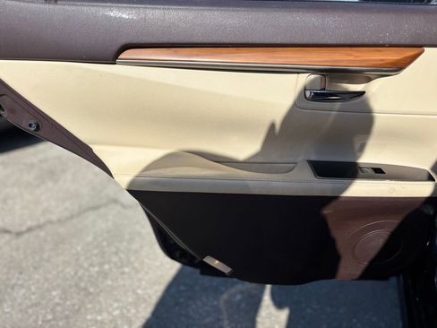 Used 2017 Lexus ES 300h image 17