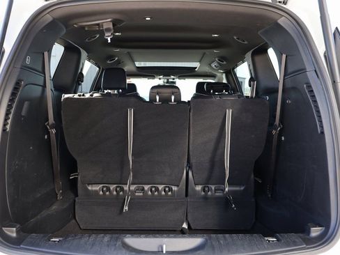 Used 2025 Chrysler Pacifica Limited image 14