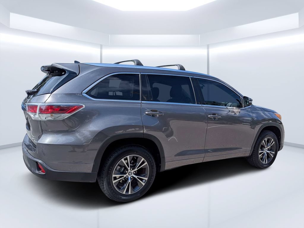 Used 2016 Toyota Highlander XLE FWD image 3
