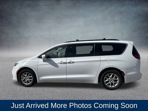 Used 2022 Chrysler Pacifica Touring-L image 2