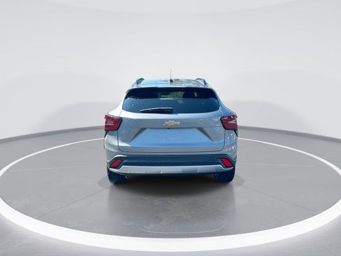 Used 2025 Chevrolet Trax LT w/ LT Convenience Package FWD image 8