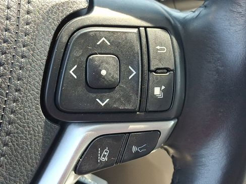 Used 2017 Toyota Highlander XLE w/ Carpet Mat Package AWD/4WD image 25