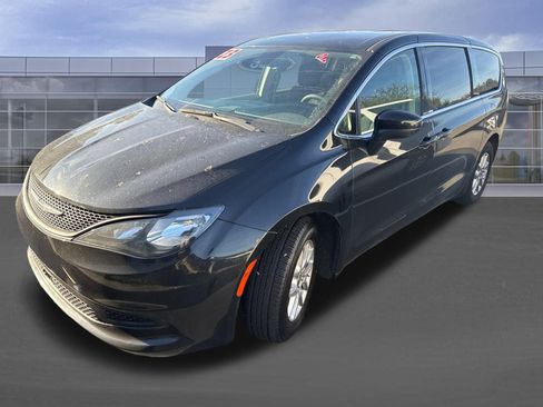 Used 2023 Chrysler Voyager LX image 9