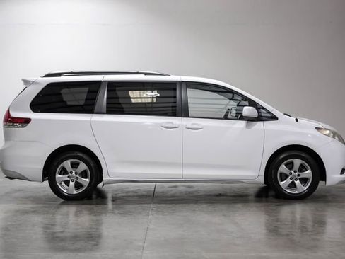 Used 2011 Toyota Sienna LE FWD image 11