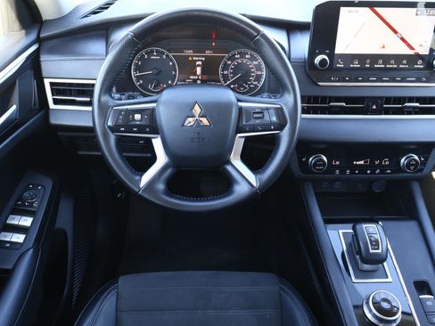 Used 2024 Mitsubishi Outlander SE image 9