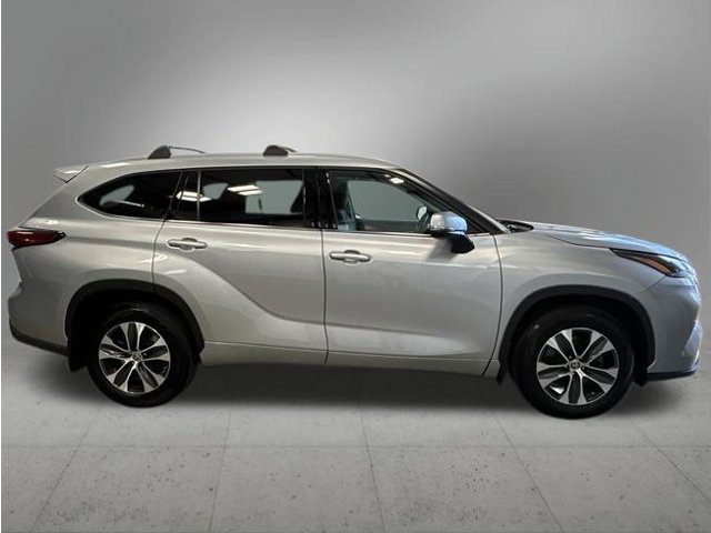 Used 2022 Toyota Highlander XLE AWD/4WD image 4