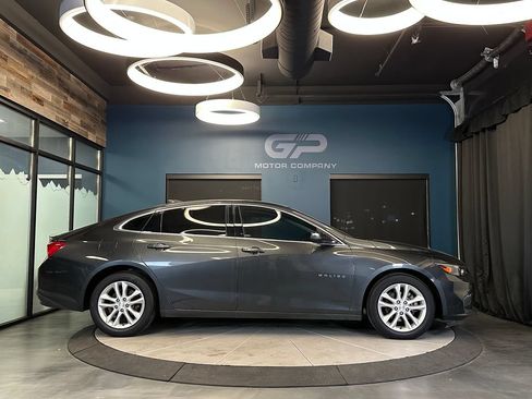 Used 2017 Chevrolet Malibu LT w/ Leather Package FWD image 2
