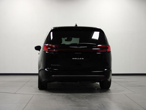 Used 2025 Chrysler Pacifica Select image 5