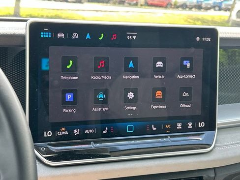 Certified 2025 Volkswagen Tiguan SE w/ Panoramic Sunroof Package AWD/4WD image 34
