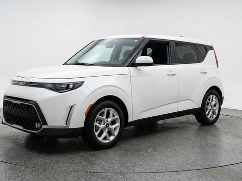 Used 2025 Kia Soul LX w/ LX Technology Package FWD image 3