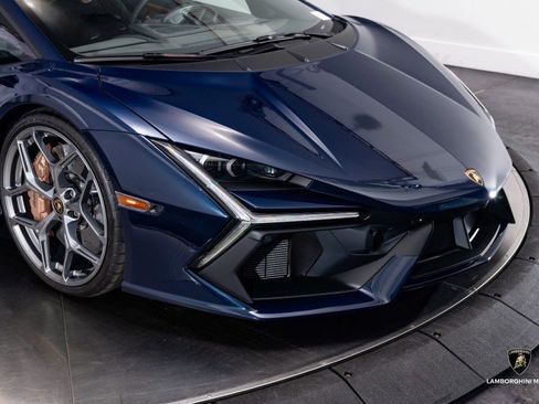 Used 2025 Lamborghini Revuelto image 3