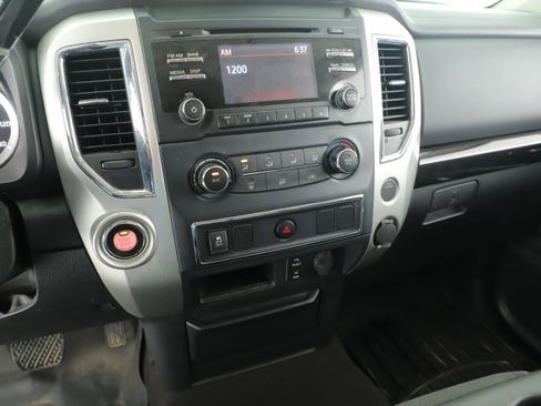 Used 2017 Nissan Titan SV image 22