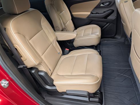 Used 2023 Chevrolet Traverse Premier image 21