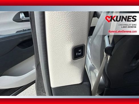 Used 2024 Chrysler Pacifica Touring-L FWD image 15
