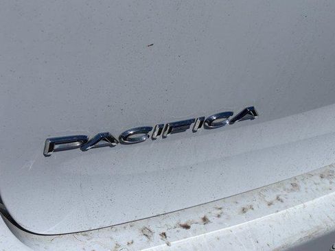Used 2024 Chrysler Pacifica Limited FWD image 9