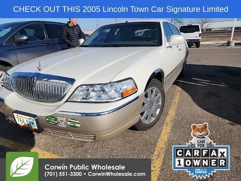 Used 2005 Lincoln Town Car Signature Limited image 1