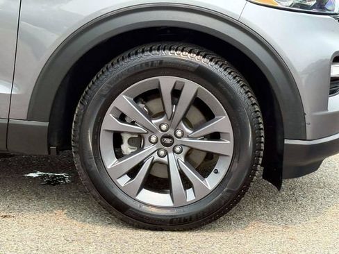 Used 2022 Ford Explorer XLT w/ Equipment Group 202A AWD/4WD image 9