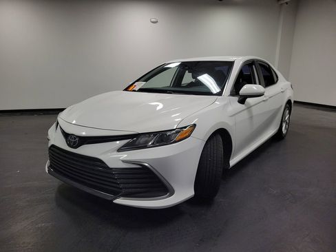 Used 2021 Toyota Camry LE FWD image 4