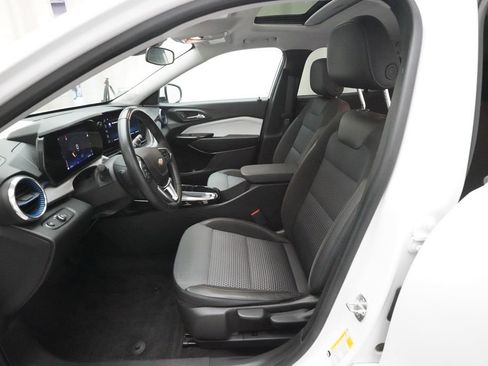 Used 2024 Chevrolet Trax LT w/ Sunroof Package FWD image 7