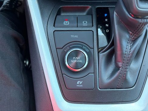 Certified 2025 Toyota RAV4 LE image 28