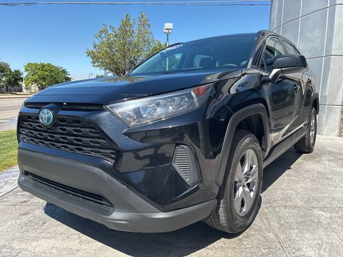 Used 2022 Toyota RAV4 LE AWD/4WD image 3