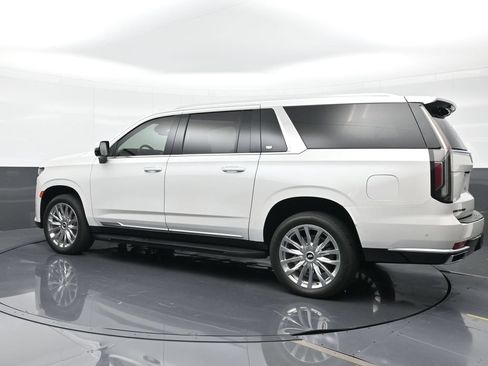 Used 2022 Cadillac Escalade ESV Premium Luxury AWD/4WD image 2