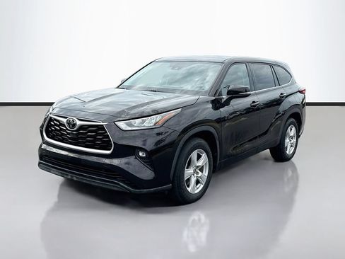 Used 2020 Toyota Highlander LE FWD image 3