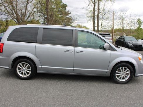 Used 2020 Dodge Grand Caravan SXT image 9