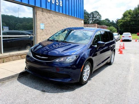 Used 2020 Chrysler Voyager LX image 3