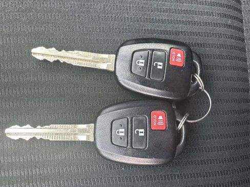 Used 2015 Toyota RAV4 XLE FWD image 33