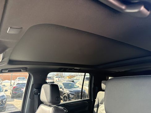 Used 2022 Chevrolet Suburban LT w/ Luxury Package image 9