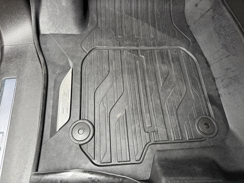 Used 2022 GMC Yukon XL SLT w/ SLT Luxury Package image 17