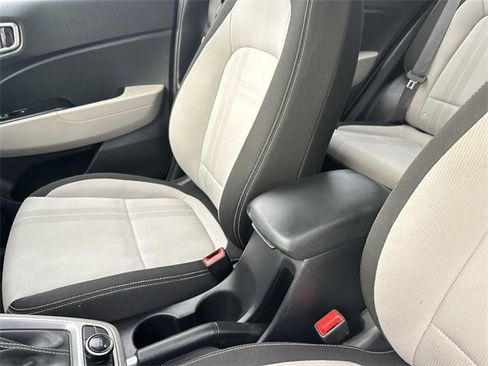 Used 2024 Hyundai Venue SEL image 24