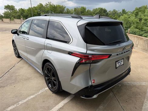 Used 2021 Toyota Sienna XSE w/ XSE Plus Package FWD image 5