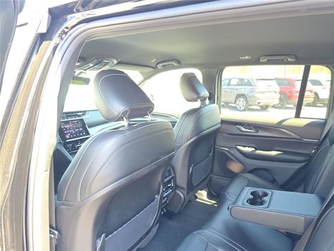 New 2025 Jeep Grand Cherokee Altitude AWD/4WD image 17