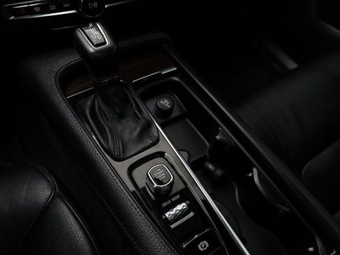 Used 2018 Volvo XC90 T5 Momentum w/ Convenience Package image 11