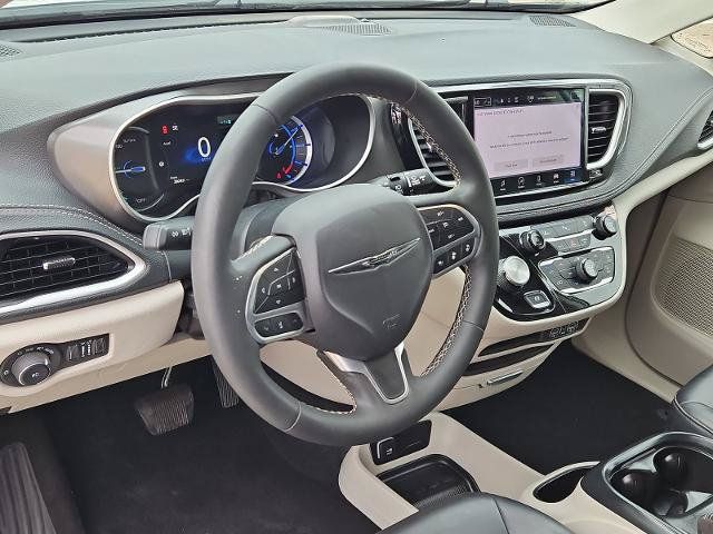 Used 2023 Chrysler Pacifica Touring-L FWD image 10