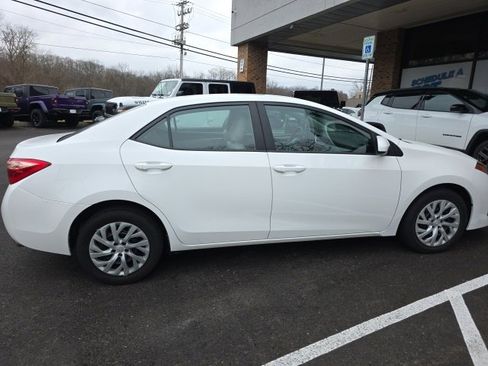 Used 2018 Toyota Corolla LE image 6