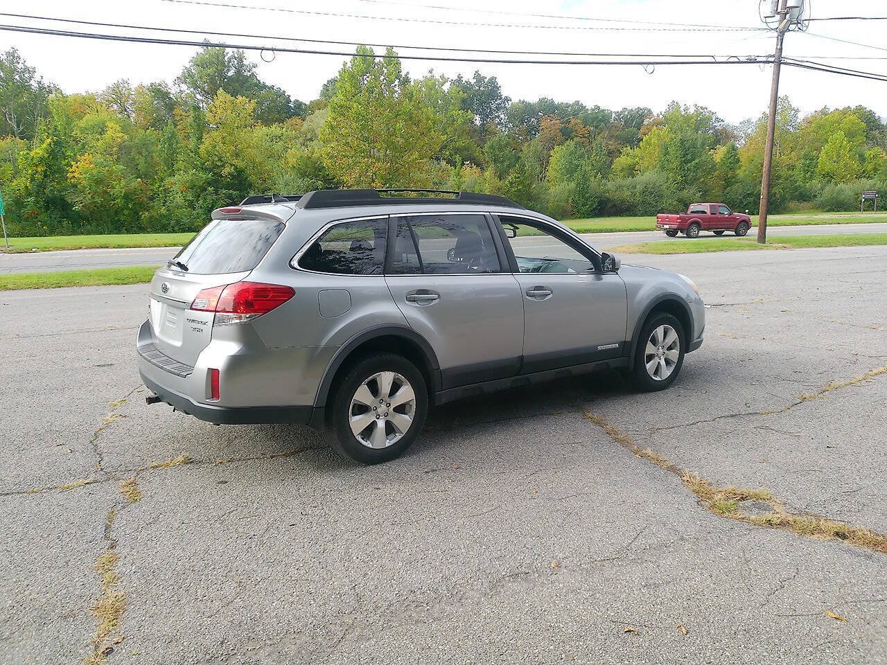 Used 2011 Subaru Outback 3.6R Limited w/ PWR Moonroof Pkg AWD/4WD image 8