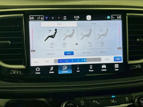 Used 2025 Chrysler Pacifica Limited FWD image 17